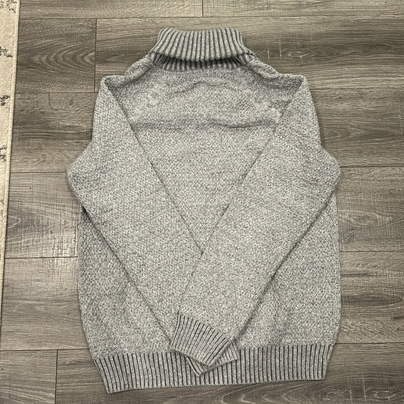 Collar sweater with toggle button - Picture 3 of 3